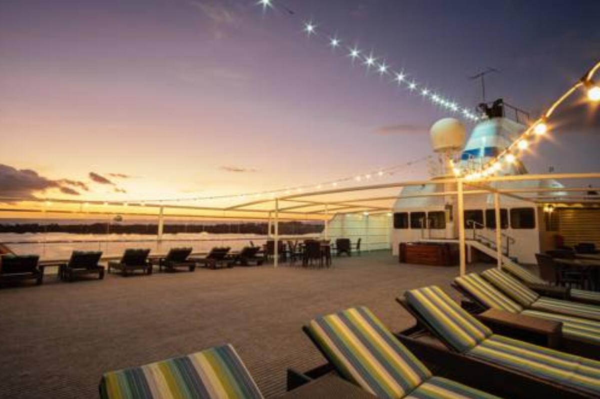 Captain Cook Cruises Fiji - Reef Endeavour Hotel Denarau Fiji