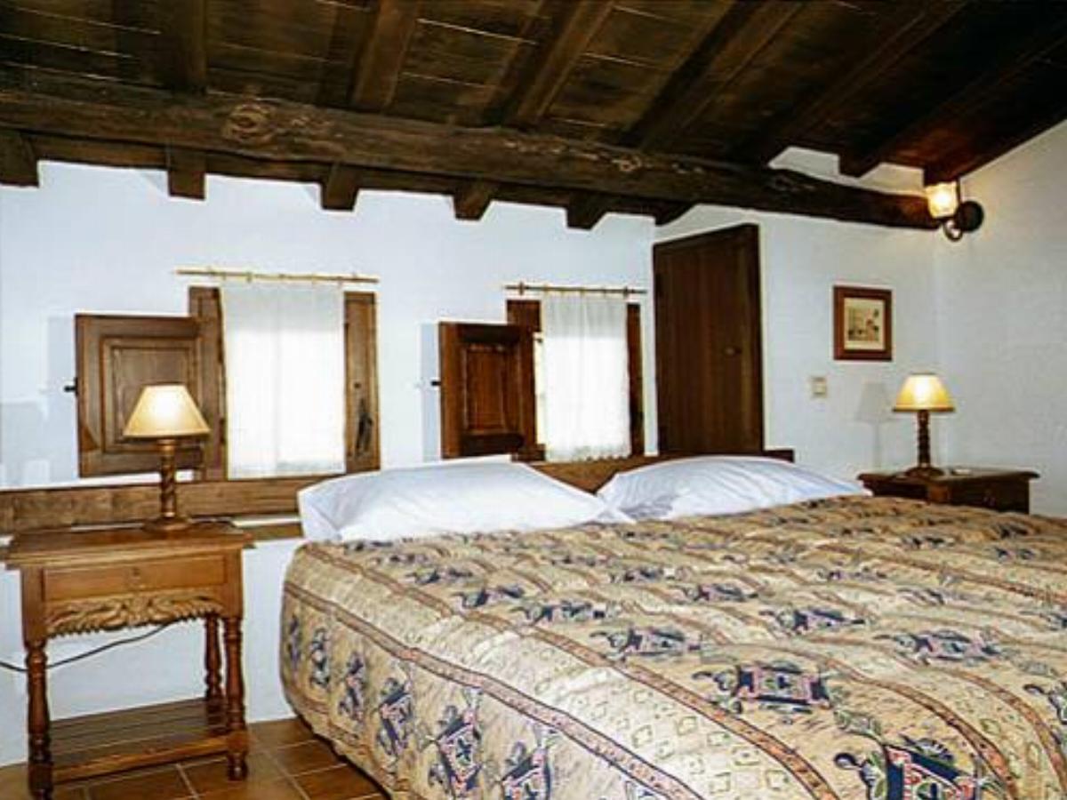 Casa Rural La Cueva Hotel Casas del Castañar Spain
