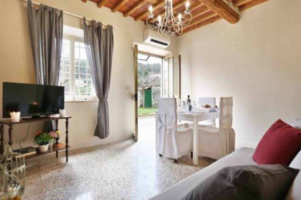 Casale San Quirco with COZY GARDEN WIFI and AIRCONDITIONING Hotel Capannori Italy