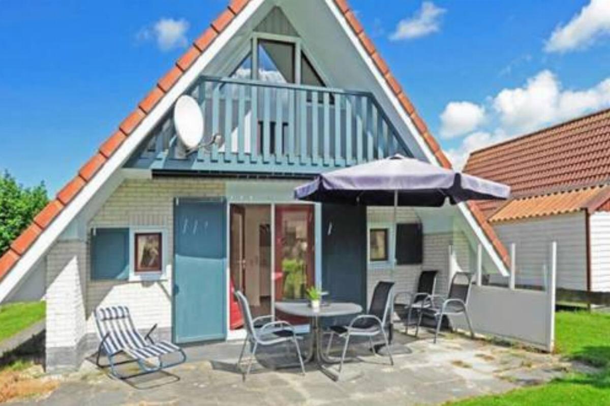 Cotagge on a typical dutch gracht Close to the national park Lauwersmeer Hotel Anjum Netherlands