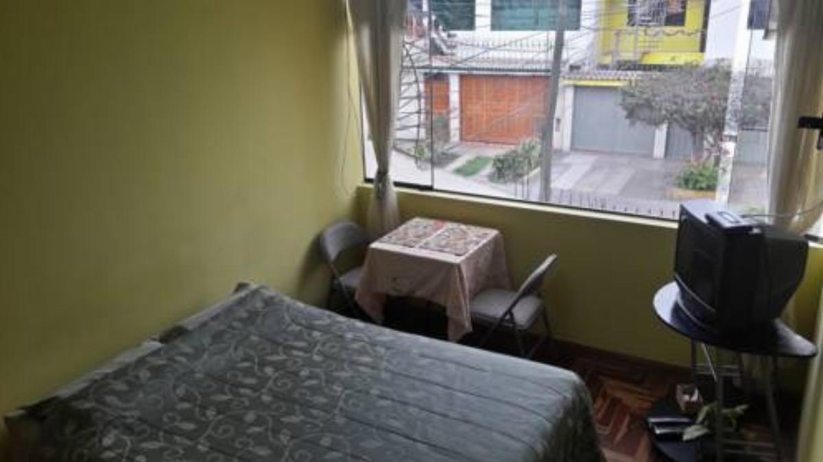 Cozy room & bathroom 15´ from matellini station Hotel Lima Peru