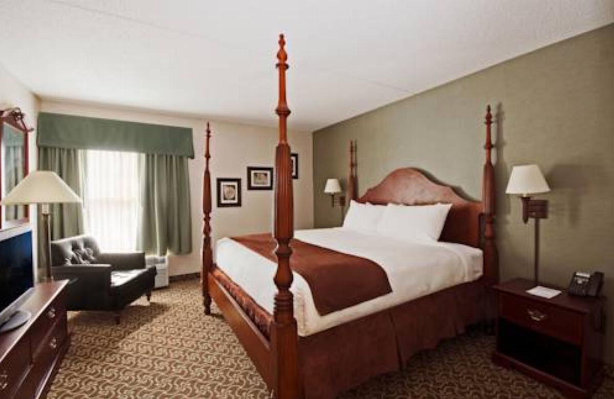 D. Hotel & Suites Hotel Holyoke USA