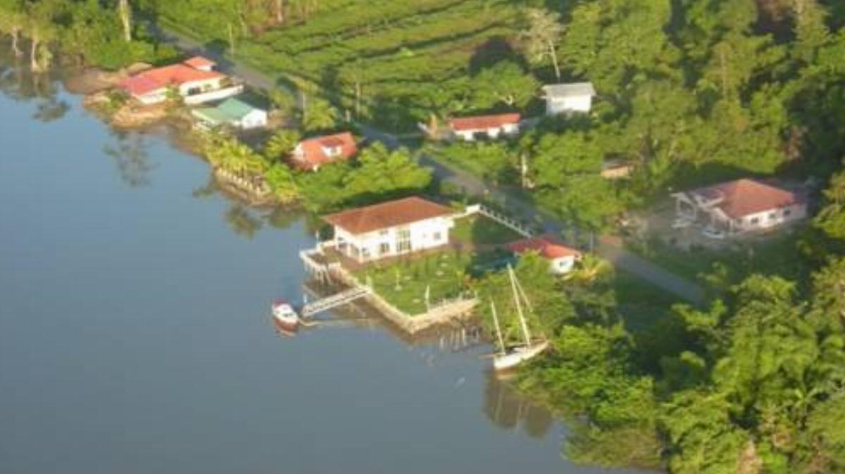 Direct Aan De Suriname Rivier Hotel Domburg Suriname