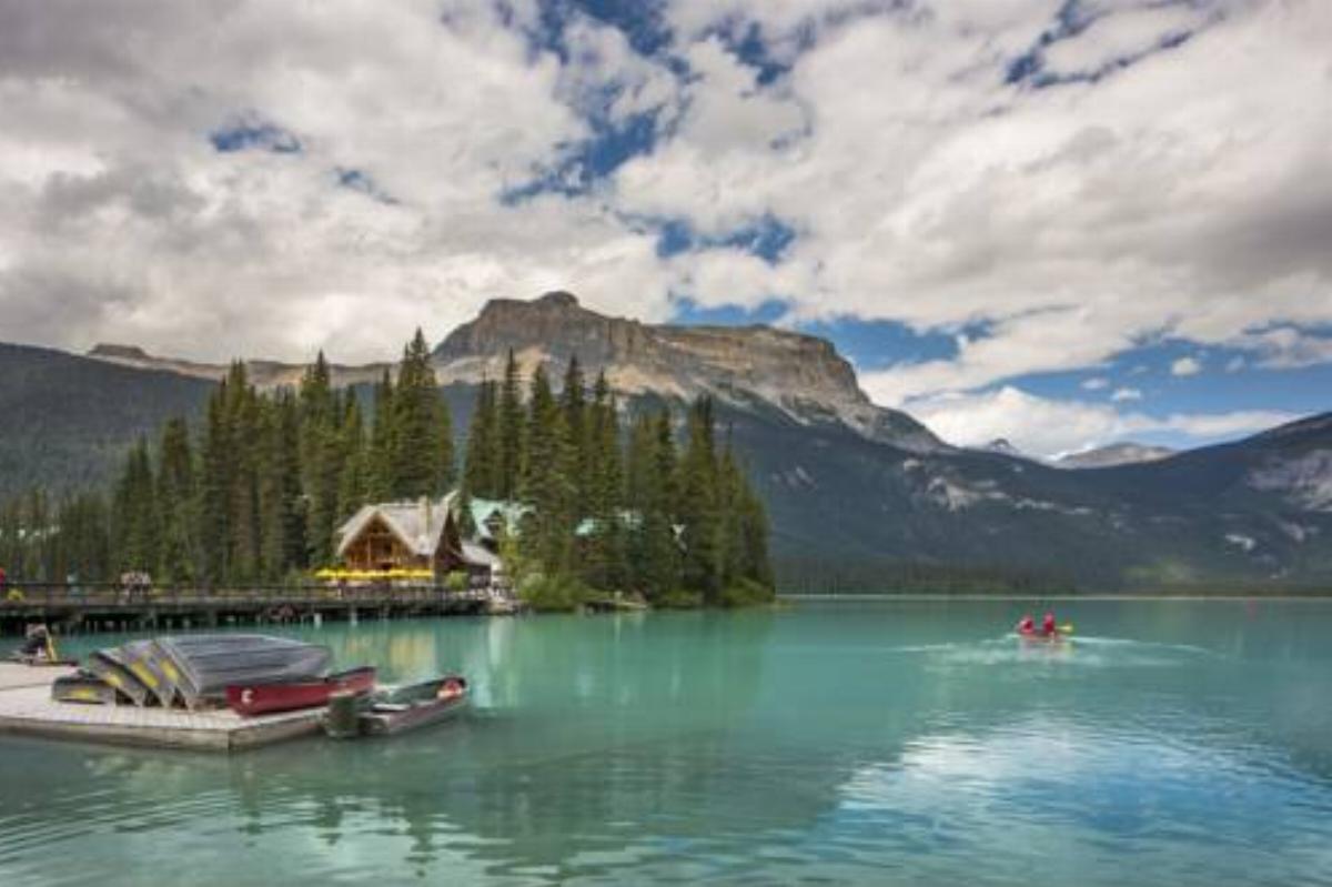 Emerald Lake Lodge Hotel Field Canada