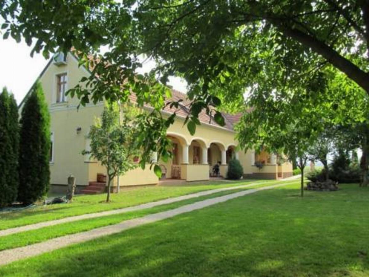 Faluszéli Tóthék Vendégháza Hotel Szentkozmadombja Hungary