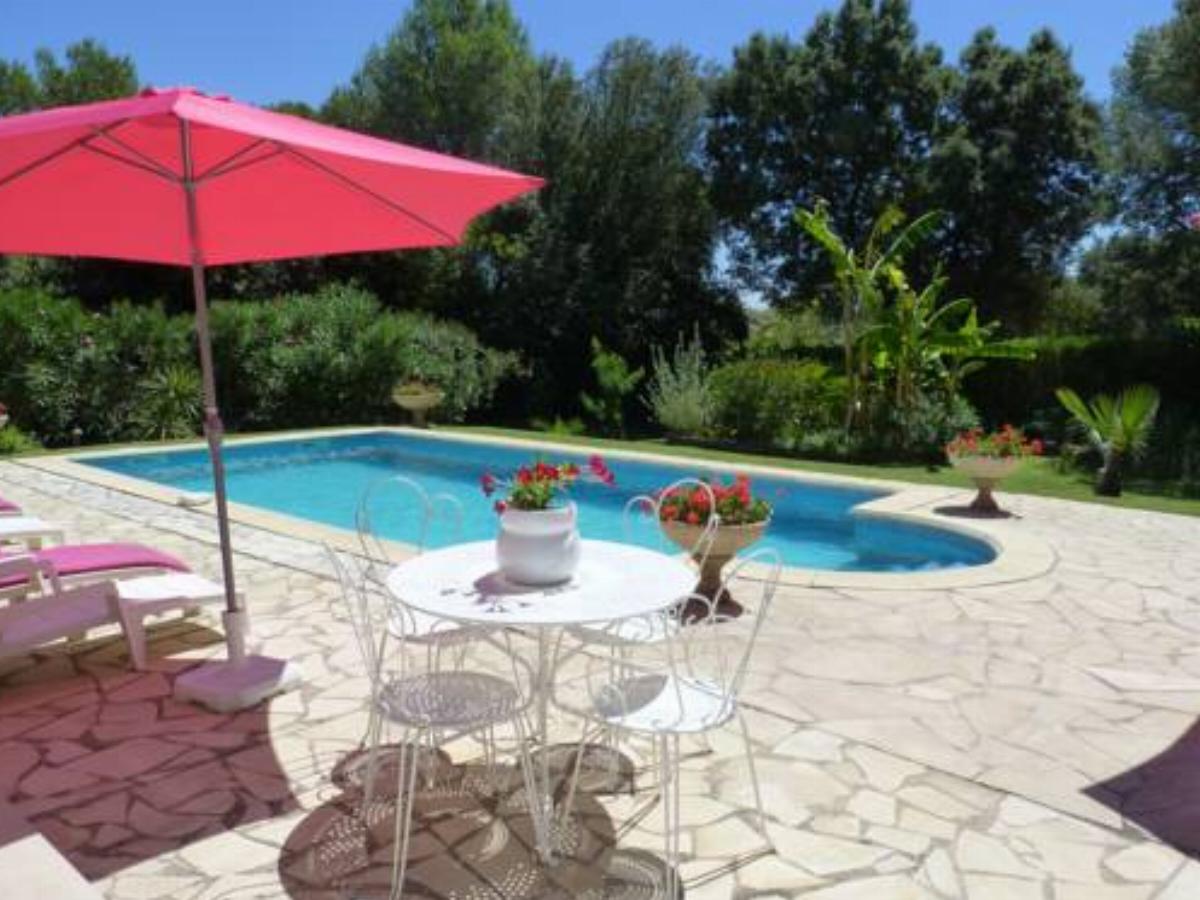 gite en rez de jardin dans coin calme avec piscine Hotel Aubais France