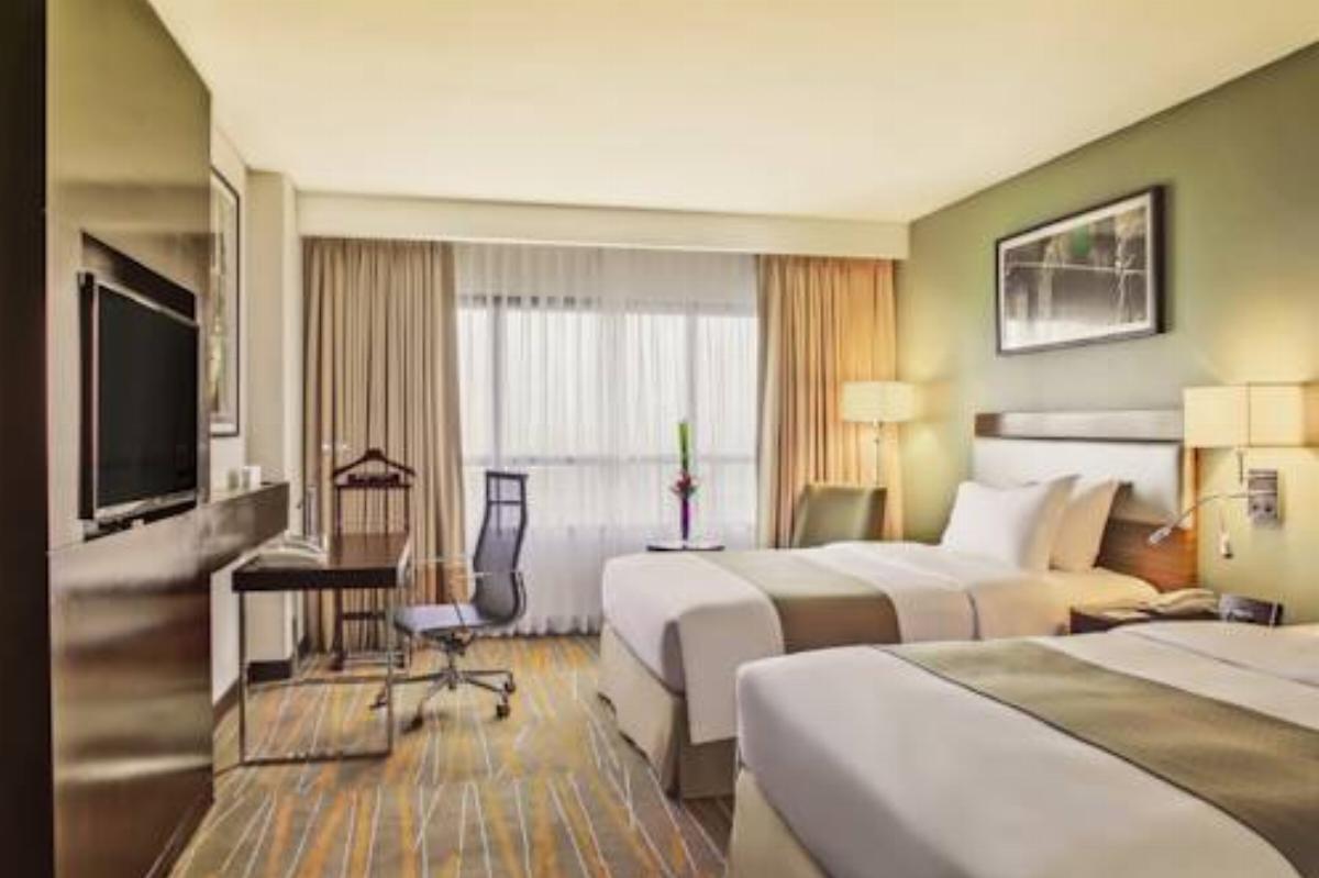 Holiday Inn & Suites Makati Hotel Manila Philippines