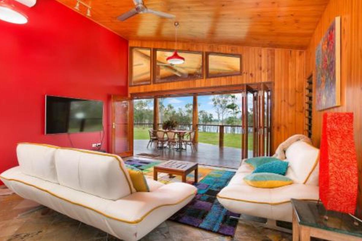 Lake Tinaroo Waterfrontage Hotel Barrine Australia