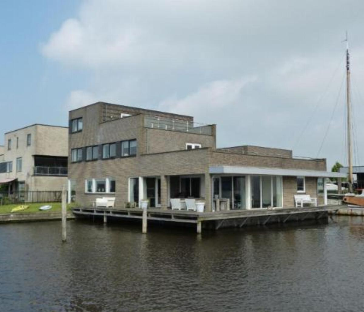 Luxe Villa aan het Water Hotel Heeg Netherlands