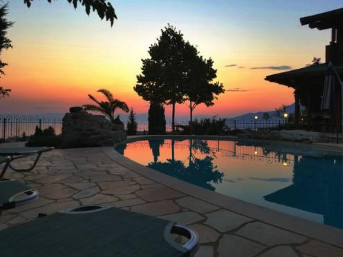 Luxury Wooden Villa with Pool, The Nest Hotel Káto Korakiána Greece