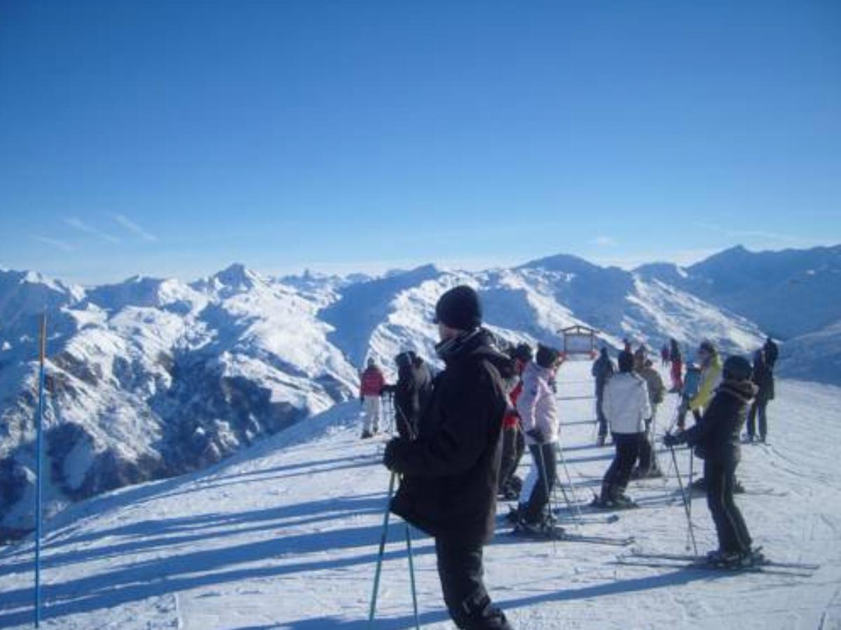 Meribel Skis Aux Pieds Hotel Chandon France