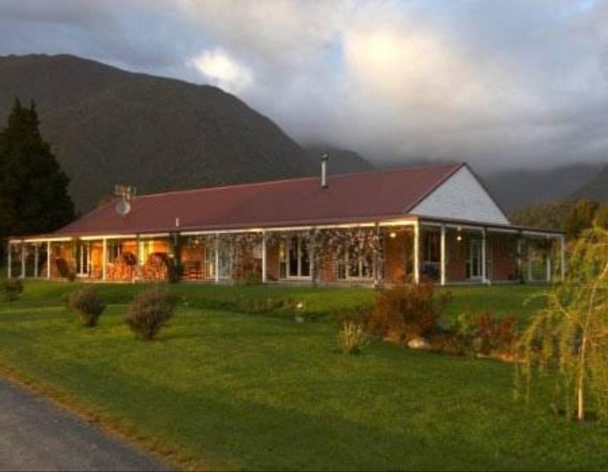 Misty Peaks Hotel Fox Glacier New Zealand