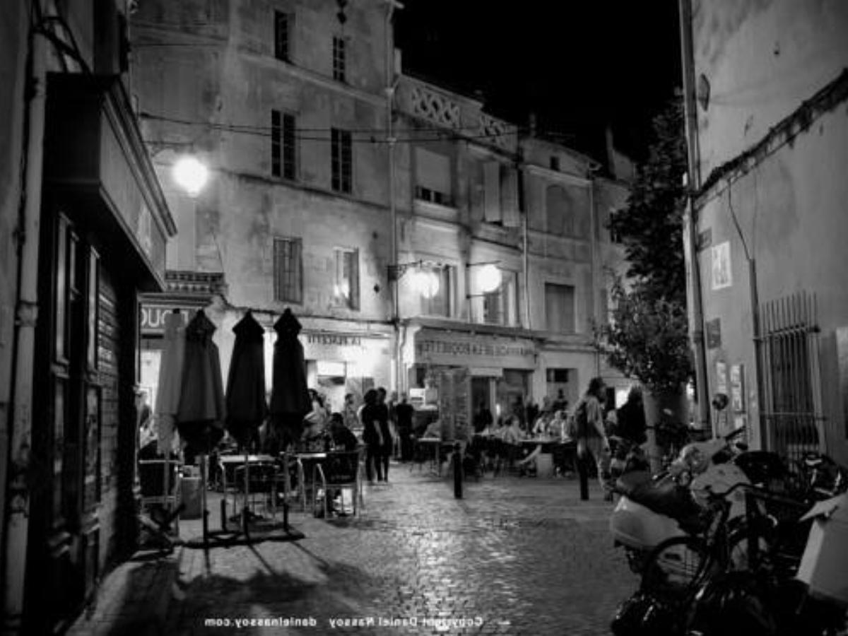 Place de la Roquette, centre historique Hotel Arles France