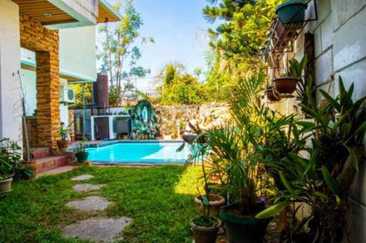 Poolside Garden Home in Parañaque Hotel Manila Philippines