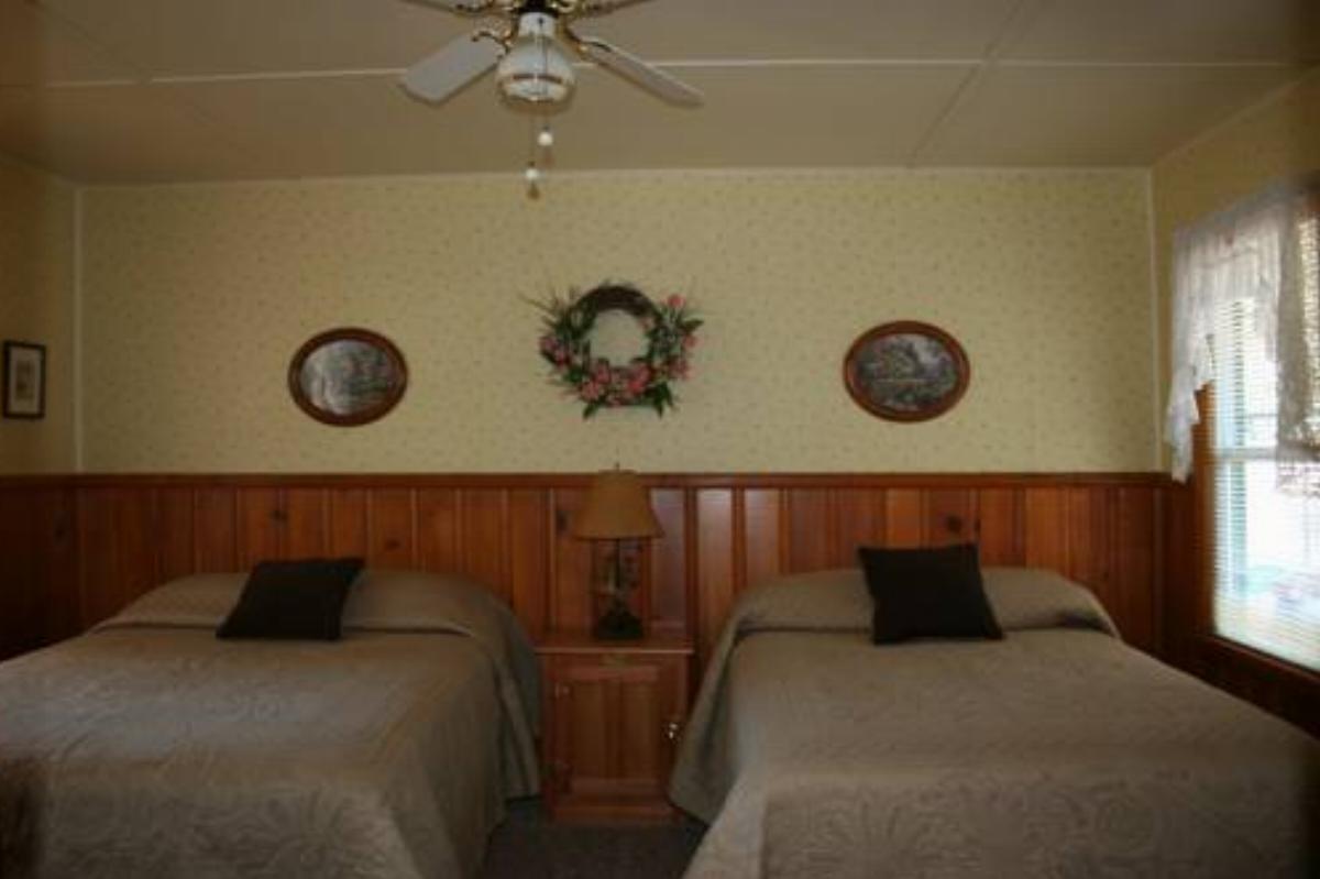 Quail Cove Lakeside Lodge Hotel Fawnskin USA