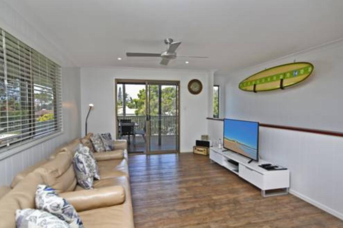 Red Door Beach House - Marcoola Beach - PET FRIENDLY, FOXTEL, WIFI, 500 BOND Hotel Marcoola Australia