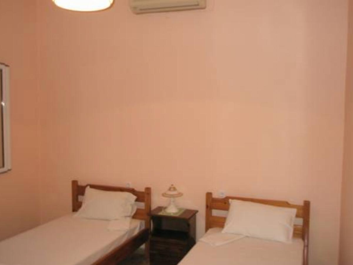 Relaxed holidays a few steps away from the sea and with a sense of privacy. Hotel Achílleion Greece