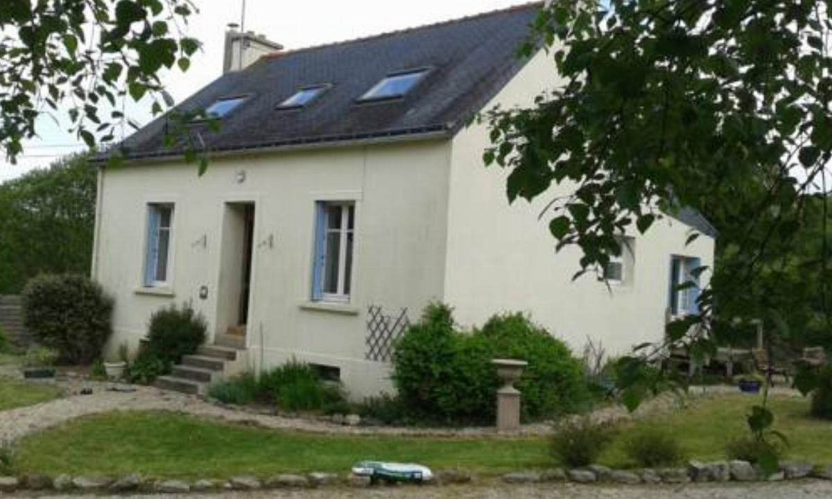 Secluded 4 bedroom country villa with pool and hot tub; fishing lakes nearby. Hotel Guiscriff France