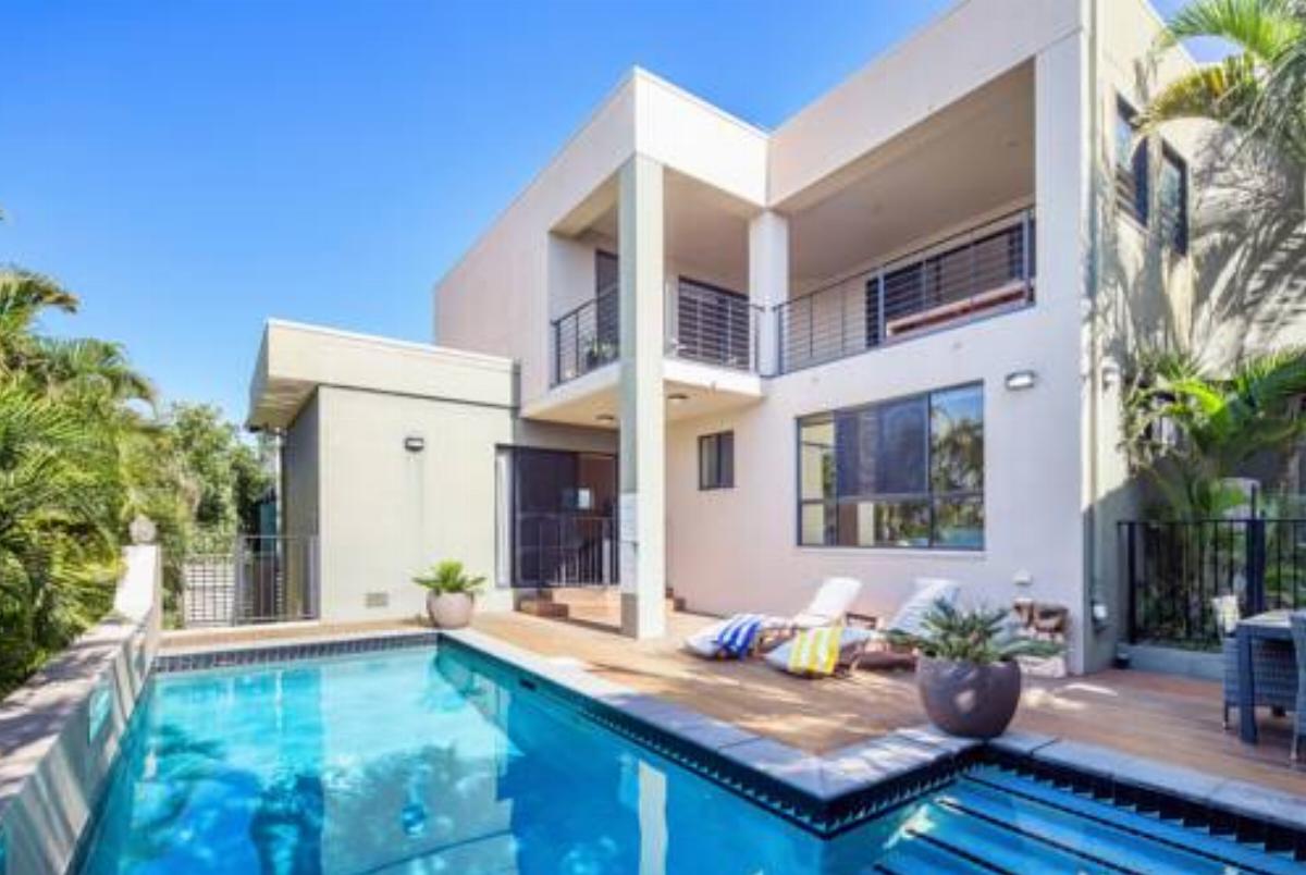 Siana's Holiday Beach House - Ocean View, Pool, WiFi and Pet Friendly Hotel Buddina Australia