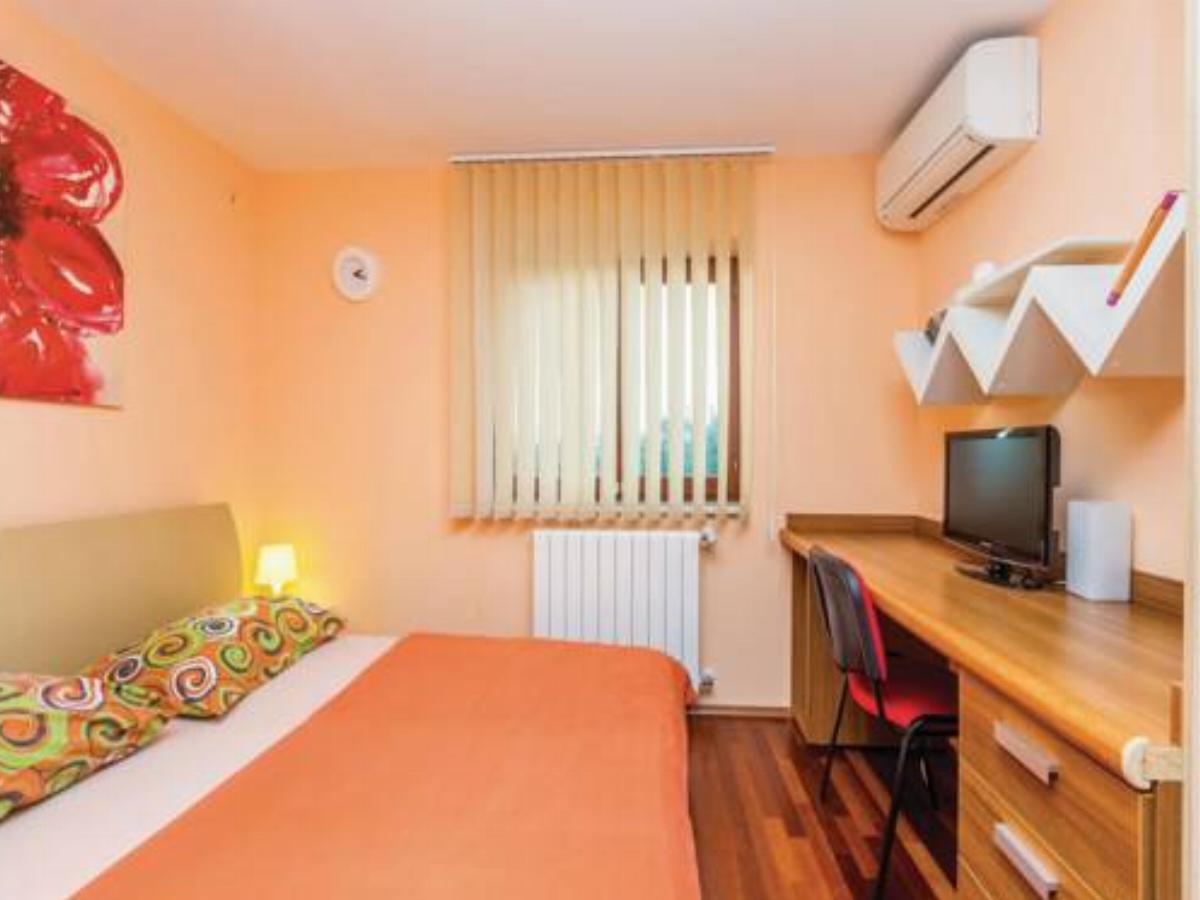 Six-Bedroom Holiday Home in Sveti Vid Dobrinjski Hotel Gostinjac Croatia