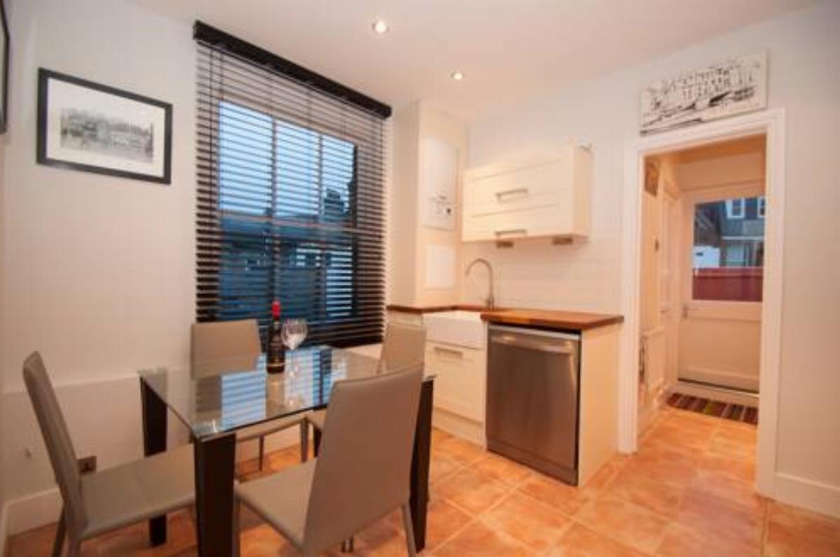 Stanley Grove, 2 bed townhouse with terrace, Battersea Hotel London United Kingdom