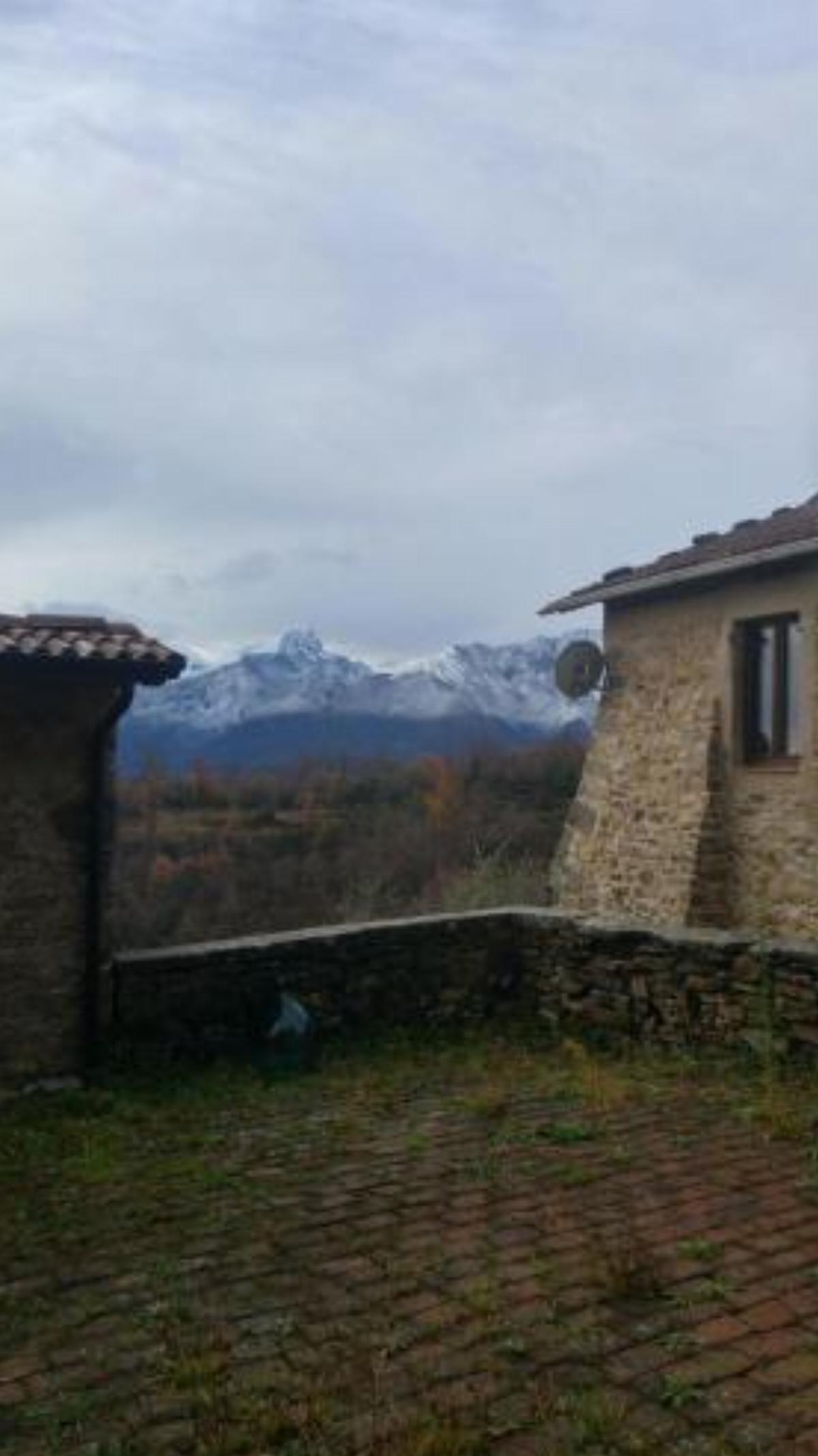 Stone farmhouse with a dream view, the Tuscan Court. Hotel Fivizzano Italy