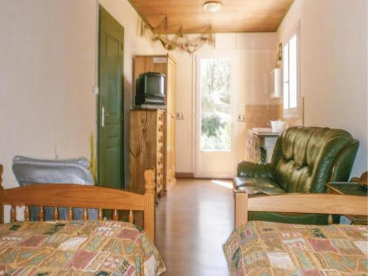 Three-Bedroom Holiday Home in Longeville sur Mer Hotel Longeville-sur-Mer France