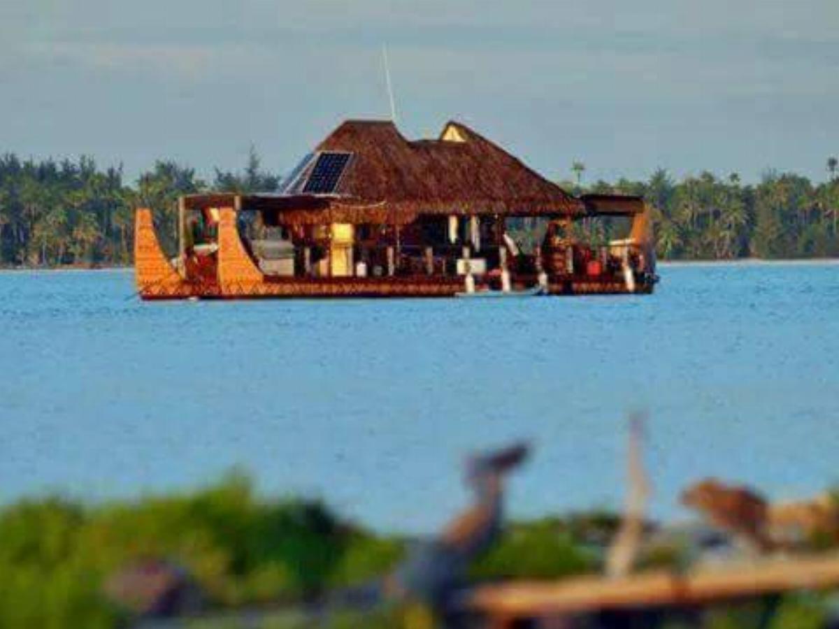 Traditionnel Floating House Hotel Fare French Polynesia