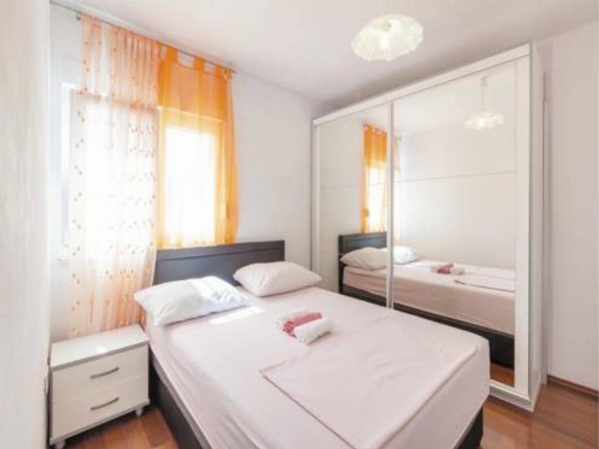 Two-Bedroom Apartment Zrnovnica with Sea View 05 Hotel Žrnovnica Croatia