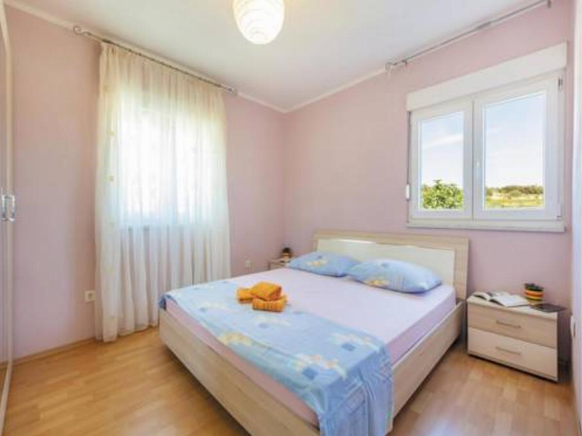 Two-Bedroom Apartment Zrnovnica with Sea View 06 Hotel Žrnovnica Croatia