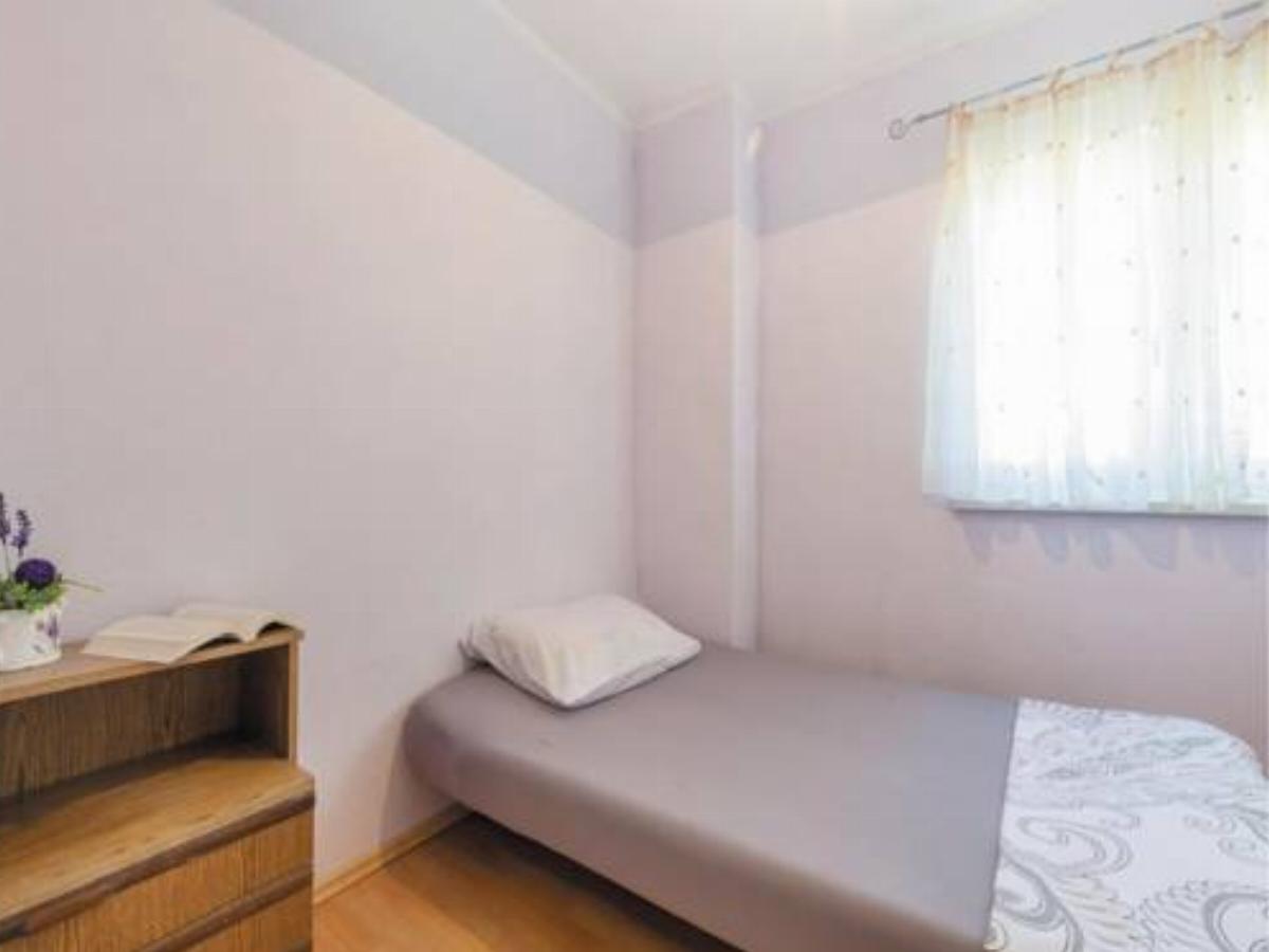 Two-Bedroom Apartment Zrnovnica with Sea View 06 Hotel Žrnovnica Croatia