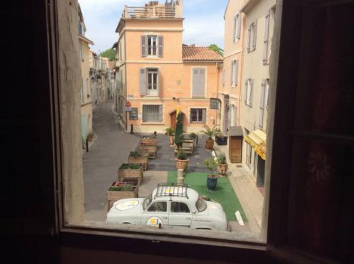Une Chambre indépendante en Ville Hotel Arles France