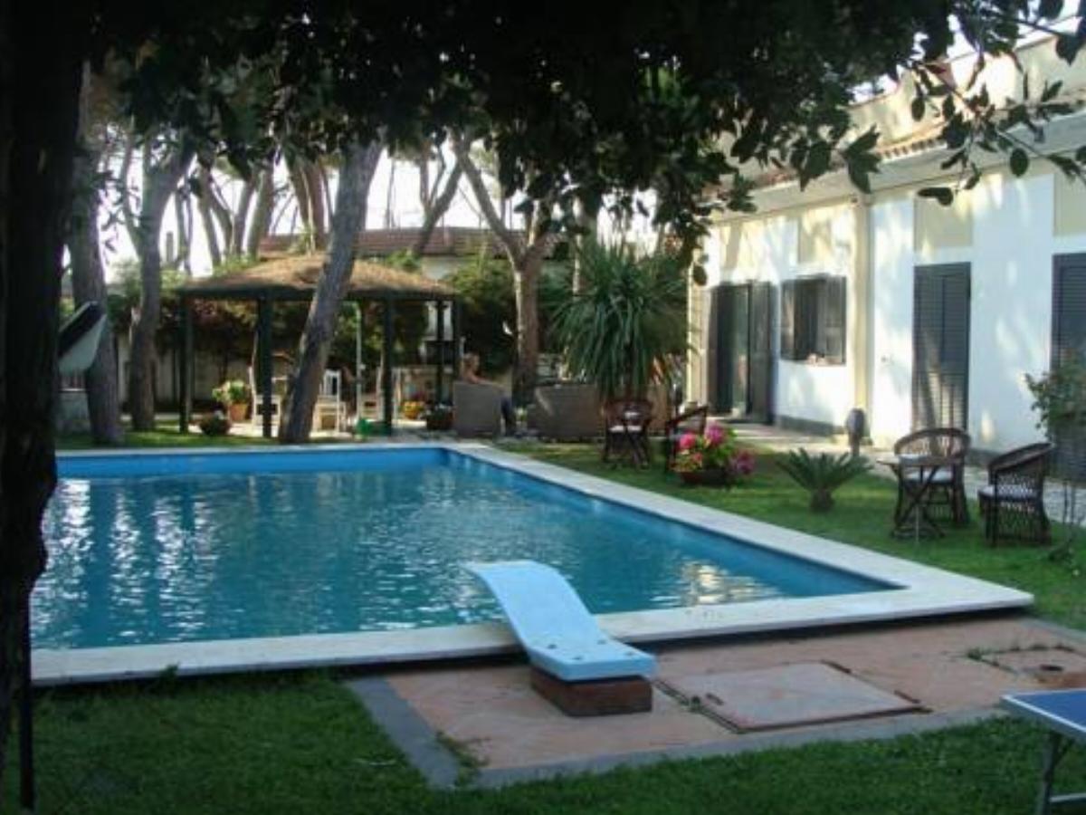 Villa Elena spiaggia a 100m Hotel Baia Domizia Italy